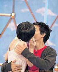 粉丝强吻明星,粉丝冲动强吻明星，现场画面曝光引热议