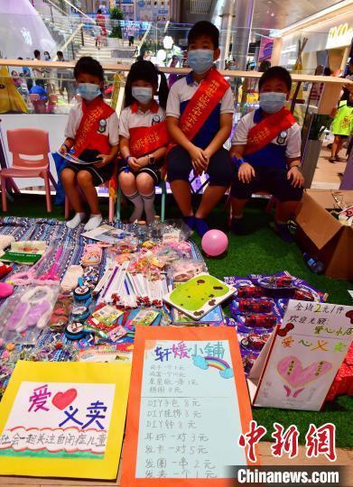 明星体验摆摊美甲店,揭秘潮流美甲店的魅力之旅