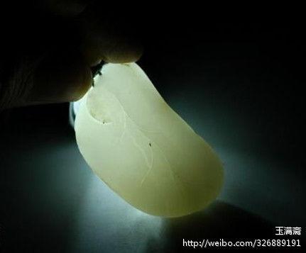 打灯看和田玉料,打灯鉴真，探寻千年玉韵